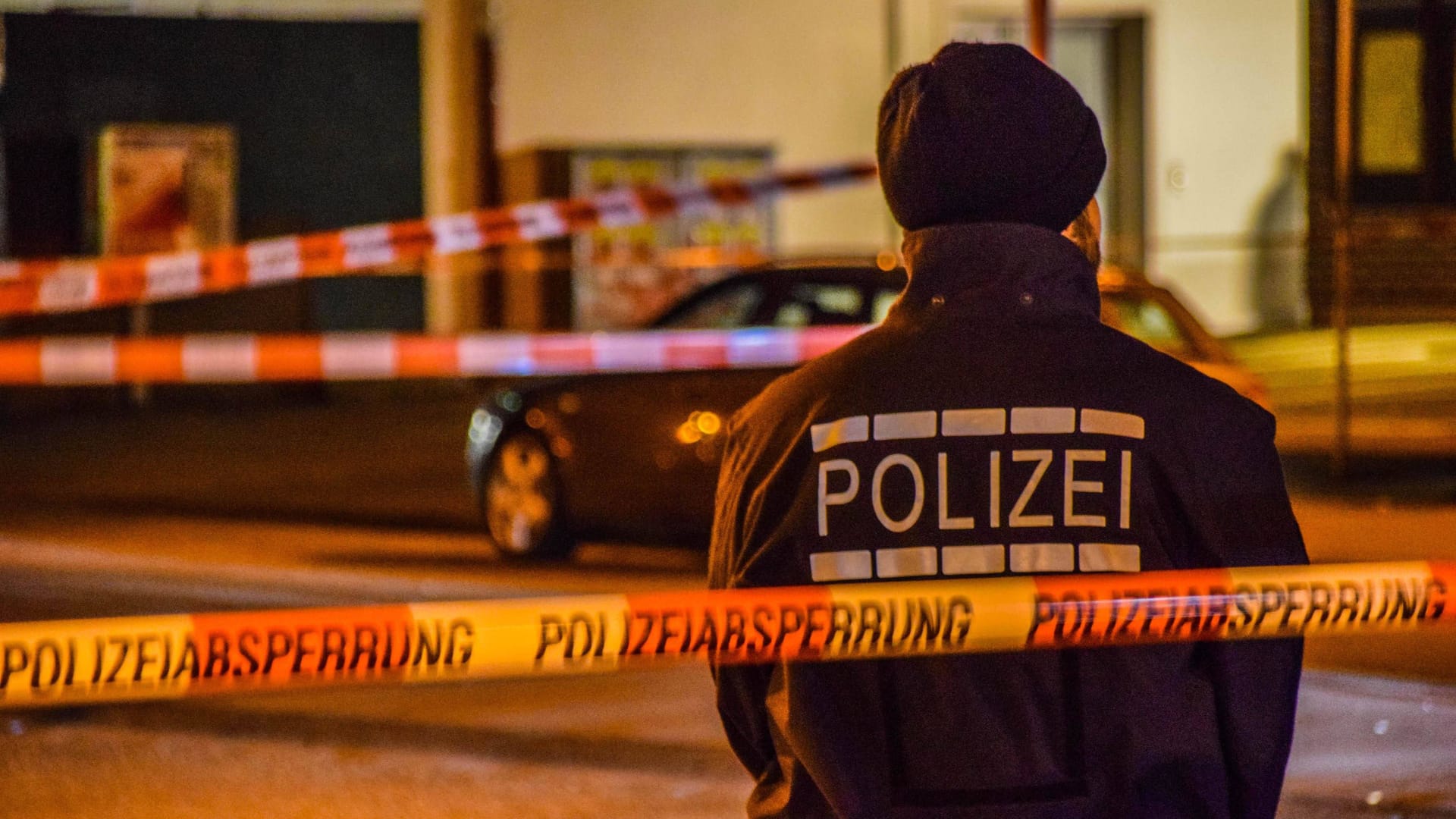Polizist bei einem Einsatz (Symbolfoto): Nach dem Täter wird gefahndet. Polizist bei einem Einsatz (Symbolfoto): Nach dem Täter wird gefahndet.