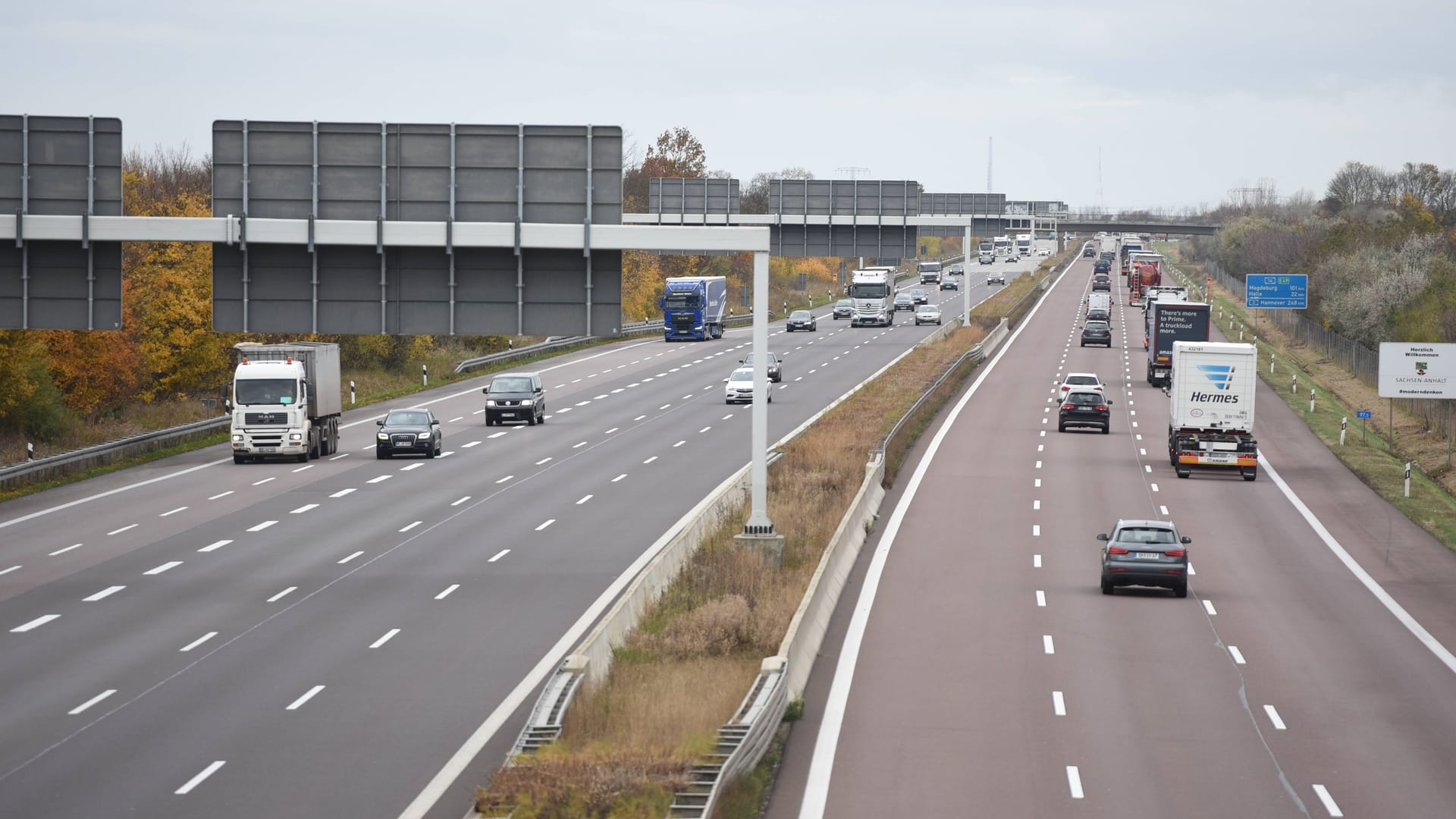 Autobahn A9 bei Leipzig: Seit etwa 10:30 Uhr kann der Verkehr hier wieder fließen.