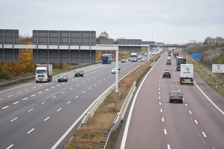 Autobahn A9 bei Leipzig: Seit etwa 10:30 Uhr kann der Verkehr hier wieder fließen.