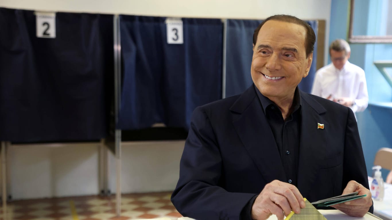 Italiens früherer Regierungschef Silvio Berlusconi gibt einen Wahlzettel ab (Archivbild): Er will nun wieder zurück in die Politik.