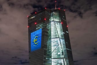 Europäische Zentralbank in Frankfurt am Main: Unter dem derzeit starken US-Dollar leidet der Euro.