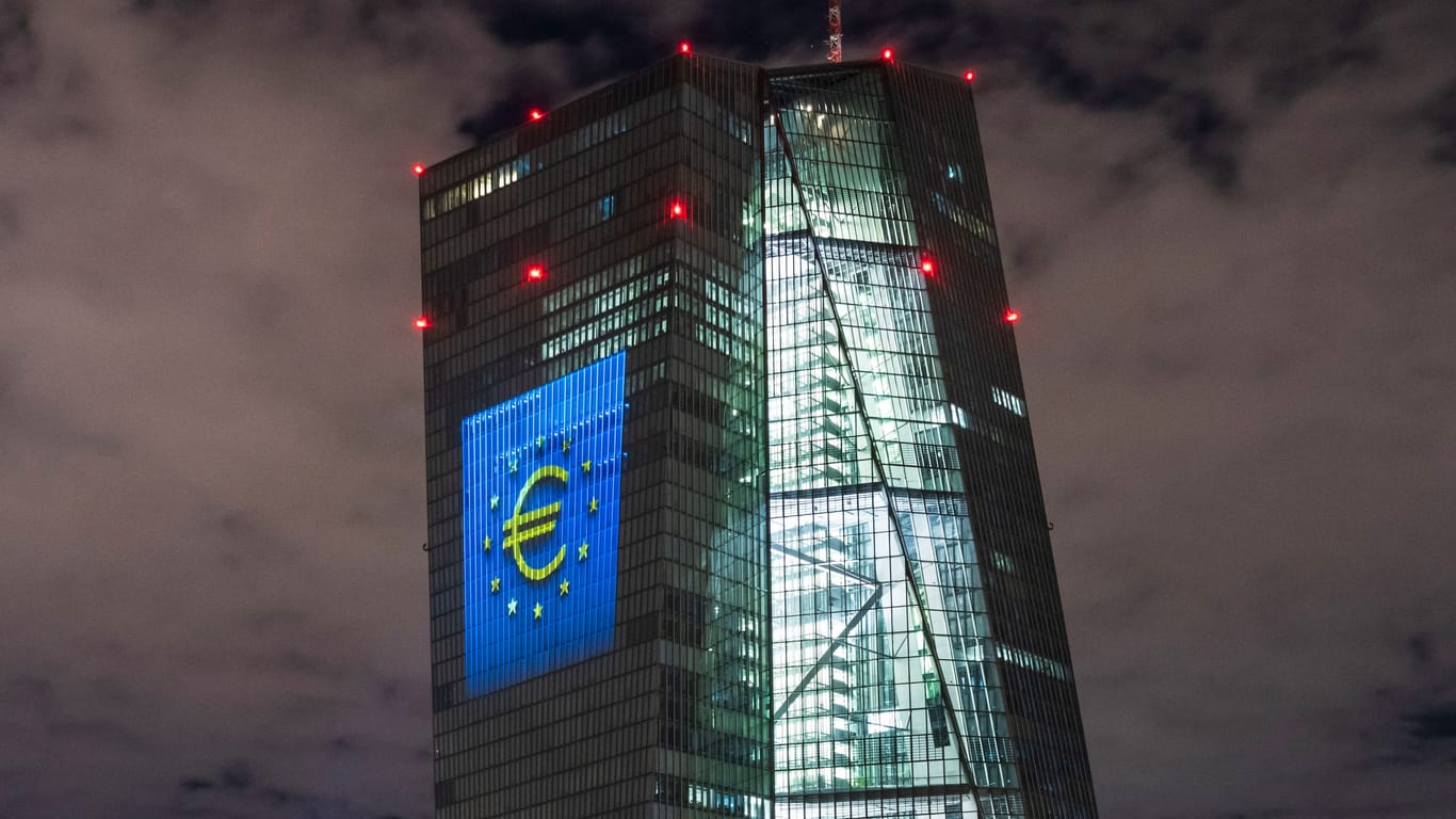 Europäische Zentralbank in Frankfurt am Main: Unter dem derzeit starken US-Dollar leidet der Euro.