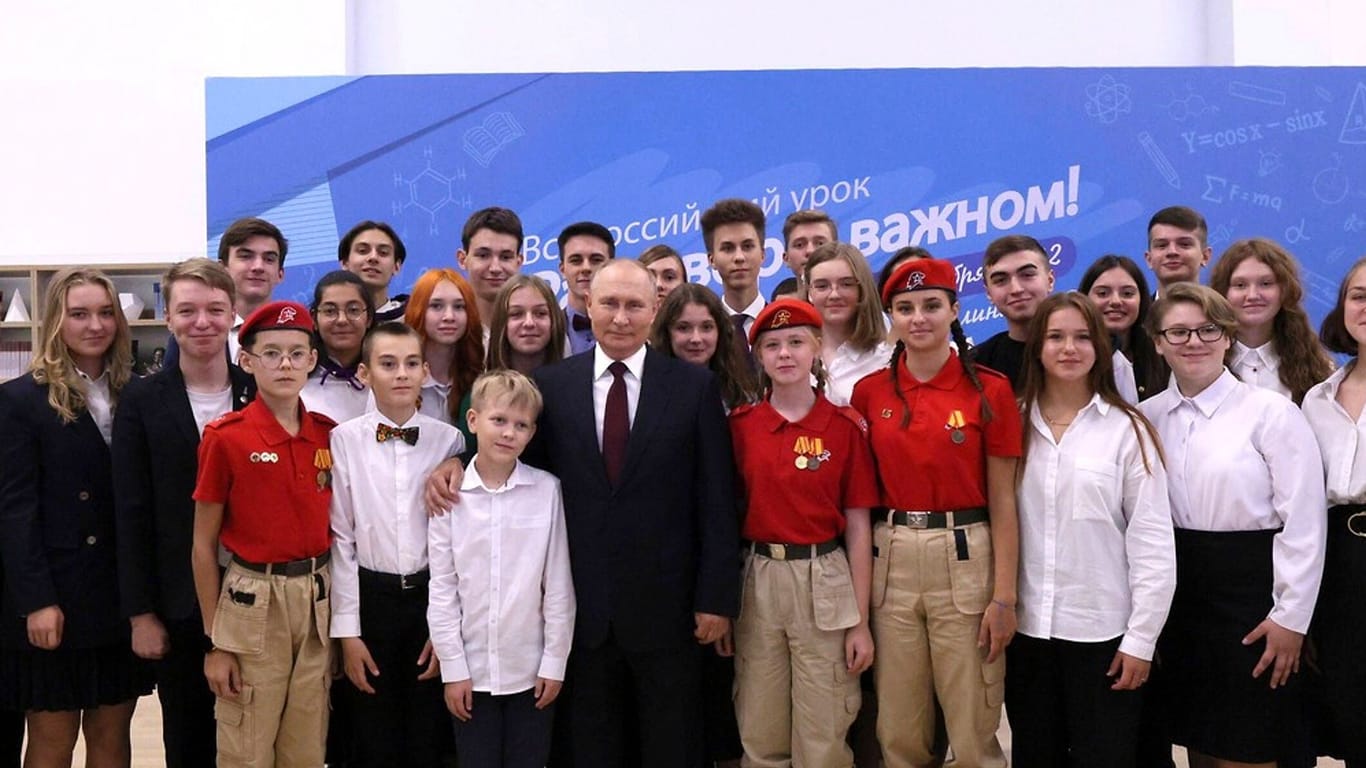 Wladimir Putin mit Schülern: Die Kinder sind zu schlau für die staatliche Propaganda, hofft Wladimir Kaminer.