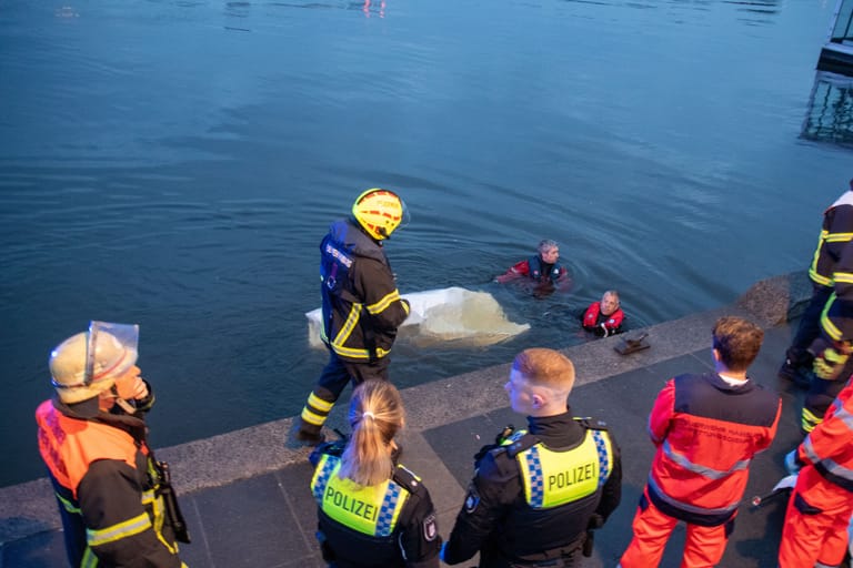 Rettungskräfte holen den Leichnam aus dem Wasser: Wie der Mann zu Tode kam, wird nun ermittelt.