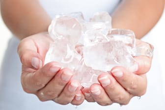 Bei Menschen mit Raynaud-Syndrom ist Kälte einer der Hauptauslöser für die anfallsweise Weißfärbung der Finger.