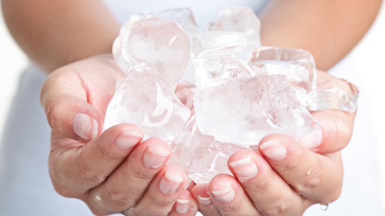 Bei Menschen mit Raynaud-Syndrom ist Kälte einer der Hauptauslöser für die anfallsweise Weißfärbung der Finger.