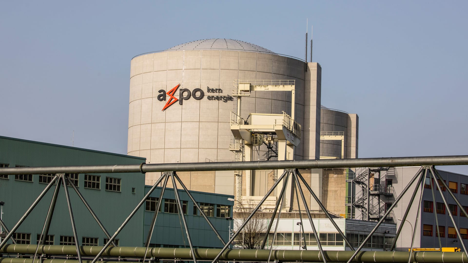 Atomkraftwerk Beznau von Axpo AG: Axpo ist der größte Produzent von Wasserkraft in der Schweiz. Auch durch AKW gewinnt das Unternehmen Strom. Atomkraftwerk Beznau von Axpo AG: Axpo ist der größte Produzent von Wasserkraft in der Schweiz. Auch durch AKW gewinnt das Unternehmen Strom.