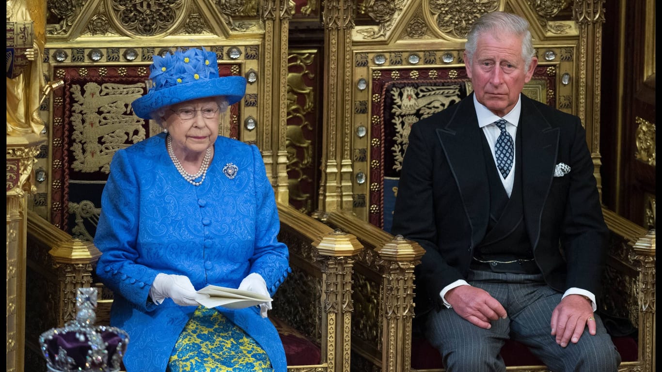 Ein sprechender Hut? Zur traditionellen "Queen's speech" erschien Queen Elizabeth 2017 mit einem Hut, den mancher Beobachter als "Anti-Brexit-Hut" wertete.