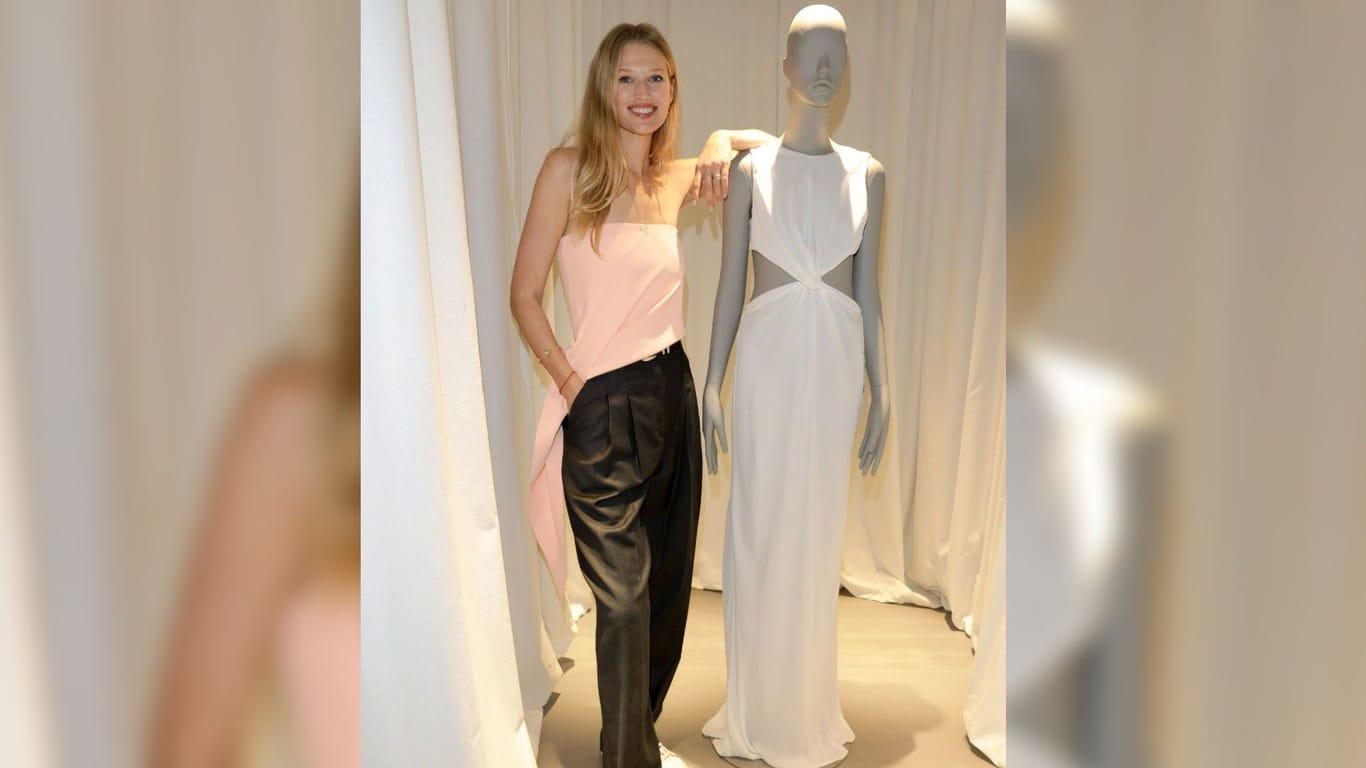 Model Toni Garrn neben ihrem Hochzeitskleid. Dieses Kleid und viele weitere Kleidungsstücke, darunter auch welche von prominenten Persönlichkeiten, sind seit Donnerstag am Kurfürstendamm 68 zu kaufen.