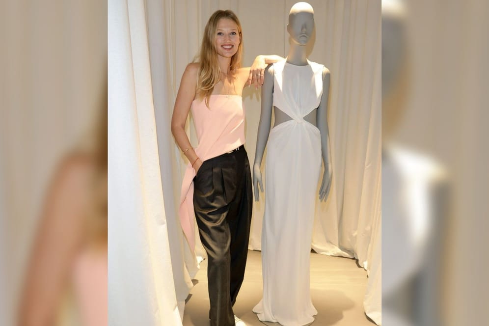 Model Toni Garrn neben ihrem Hochzeitskleid. Dieses Kleid und viele weitere Kleidungsstücke, darunter auch welche von prominenten Persönlichkeiten, sind seit Donnerstag am Kurfürstendamm 68 zu kaufen.