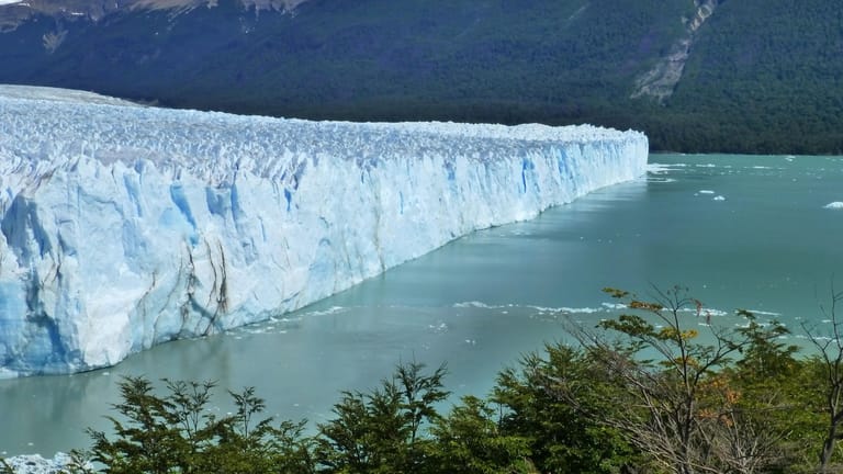 Trotz Klimawandel: Während viele Gletscher in rasanter Geschwindigkeit abnehmen, hält sich beim Perito Moreno in Patagonien Wachsen und Schrumpfen die Waage.