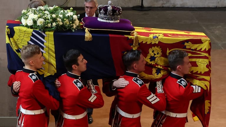 Sarg der Queen wird in die Westminster Hall getragen.