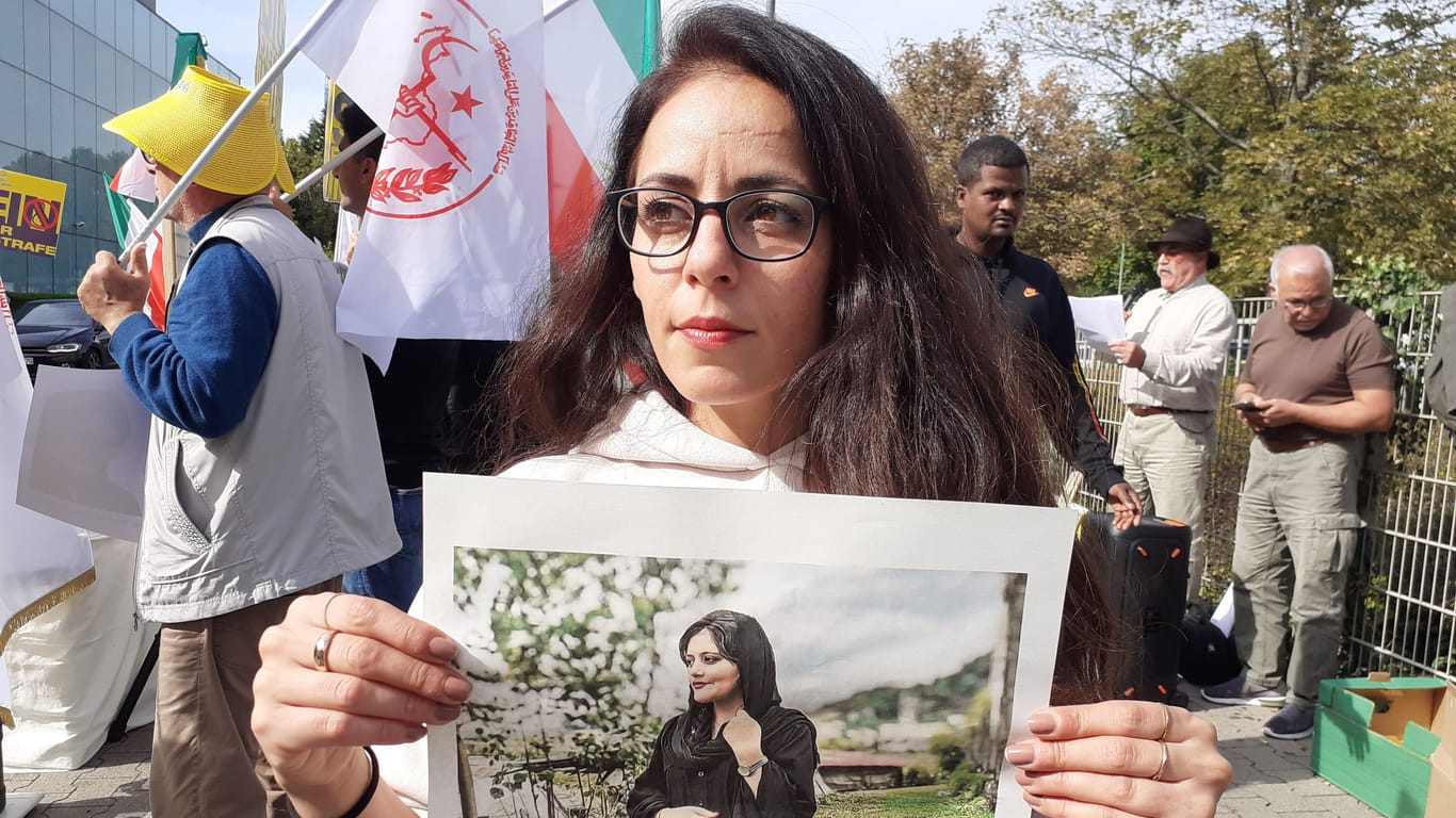 Die 40-jährige Azar Taheri bei dem Protest in Frankfurt: Sie hält ein Foto von der verstorbenen Mahsa Amini in den Händen.