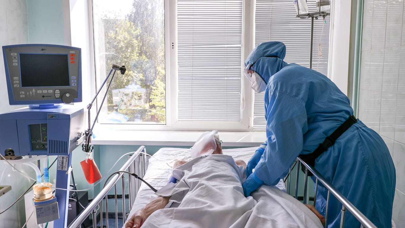 Eine Pflegekraft kümmert sich um einen Covid-Patienten (Symbolbild): Der Mann starb an Multiorganversagen.