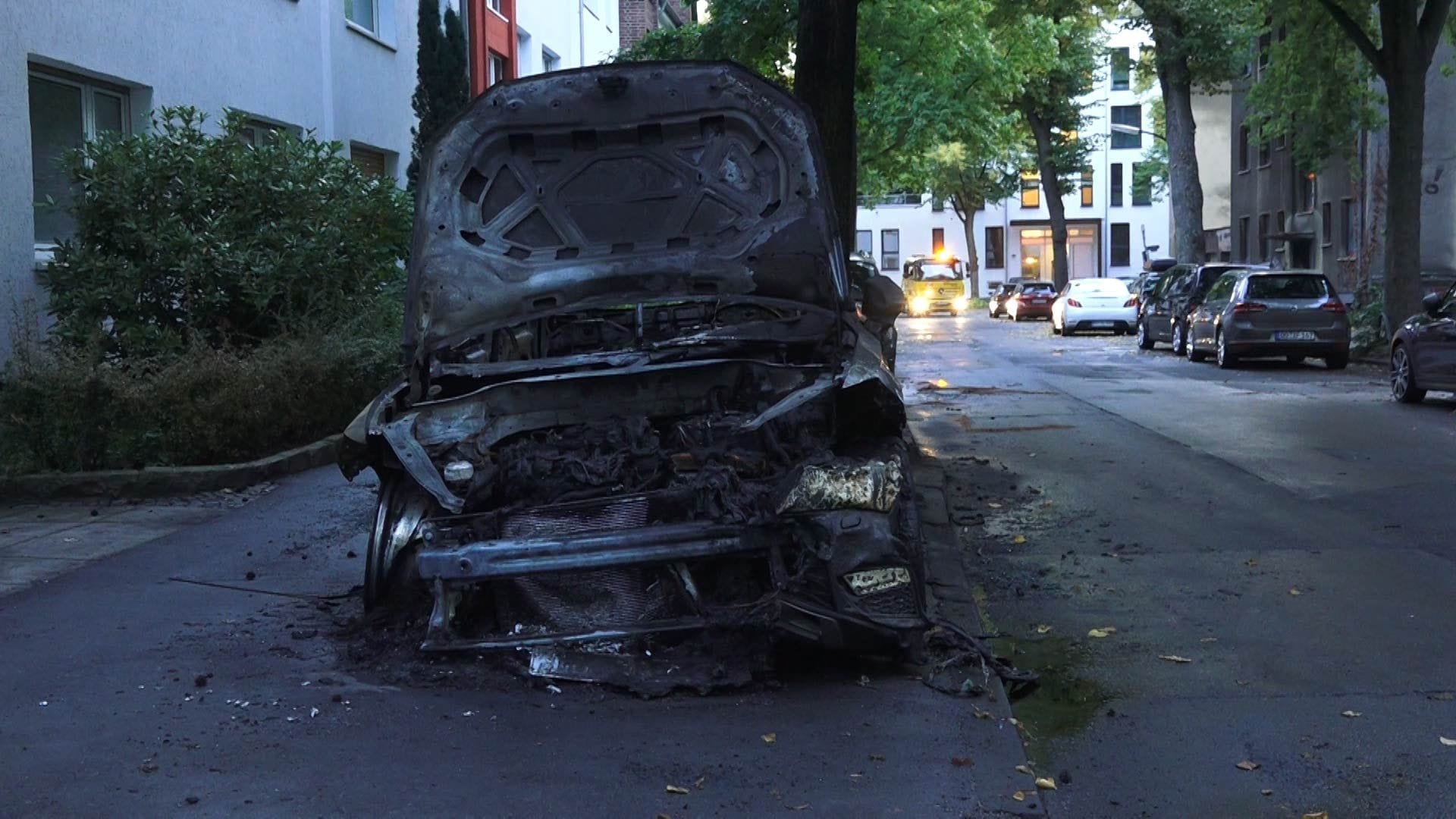 Die Autos parkten im Dortmunder Kronenviertel.