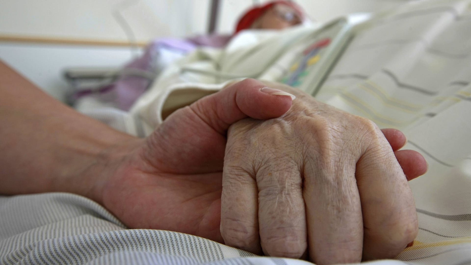 Ein Patient liegt auf einer Intensivstation (Symbolfoto): Unter anderem Personalnot führt zu den aktuellen Problemen.