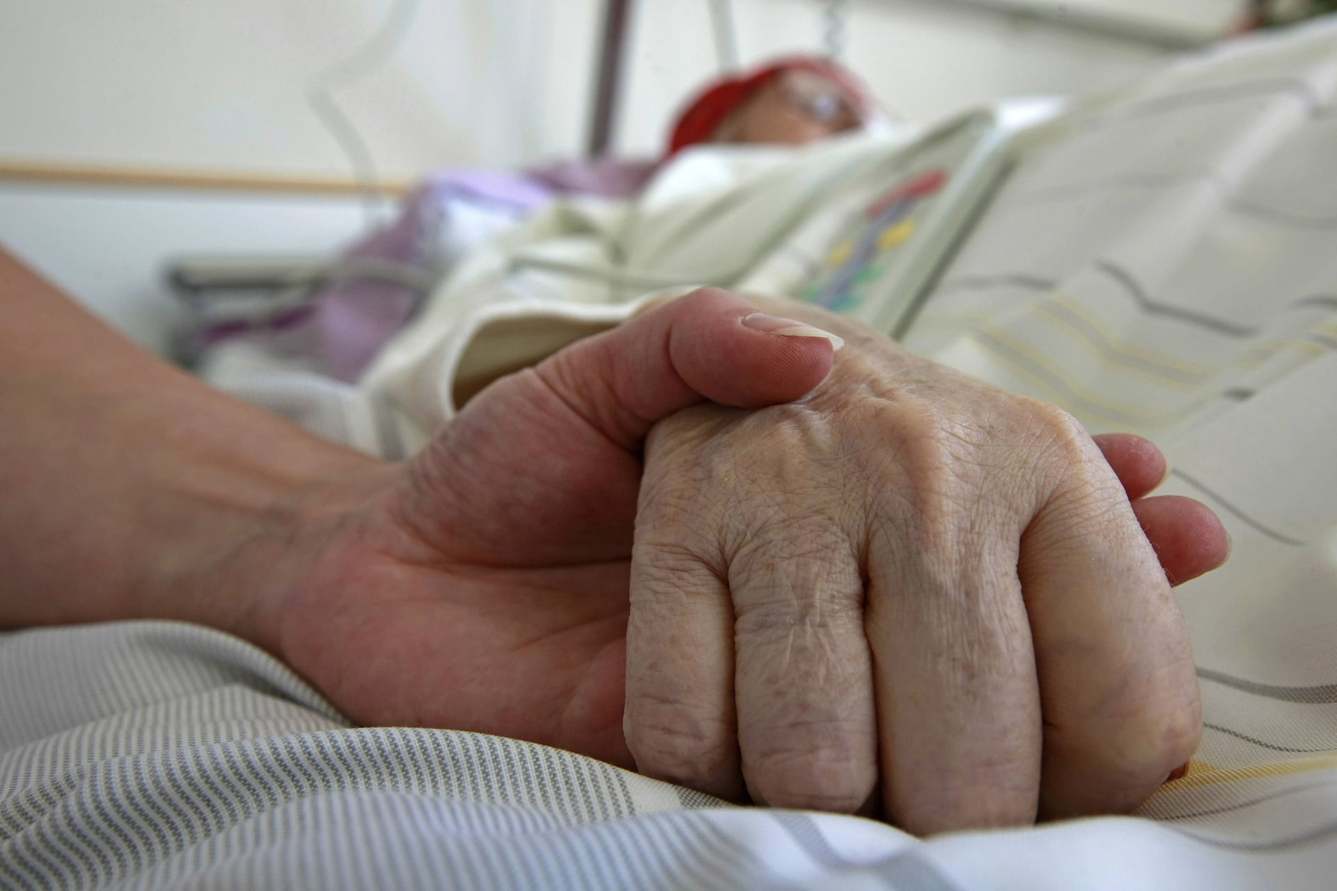 Ein Patient liegt auf einer Intensivstation (Symbolfoto): Unter anderem Personalnot führt zu den aktuellen Problemen.