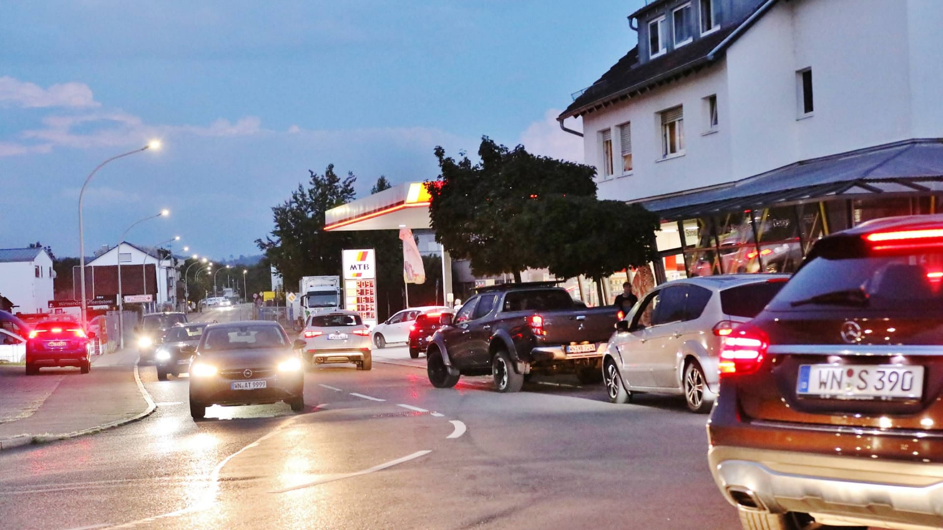 Eine Tankstelle am letzten Tag mit Tankrabatt in Stuttgart: Am Mittwochnachmittag bis Abend bildeten sich lange Schlangen. Eine Tankstelle am letzten Tag mit Tankrabatt in Stuttgart: Am Mittwochnachmittag bis Abend bildeten sich lange Schlangen.
