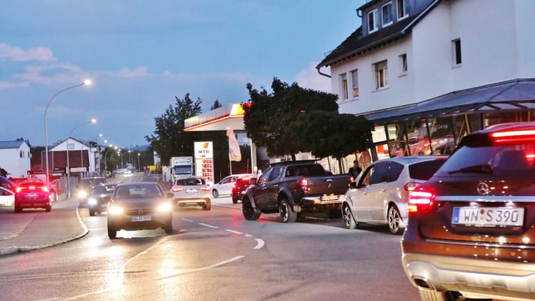 Eine Tankstelle am letzten Tag mit Tankrabatt in Stuttgart: Am Mittwochnachmittag bis Abend bildeten sich lange Schlangen.