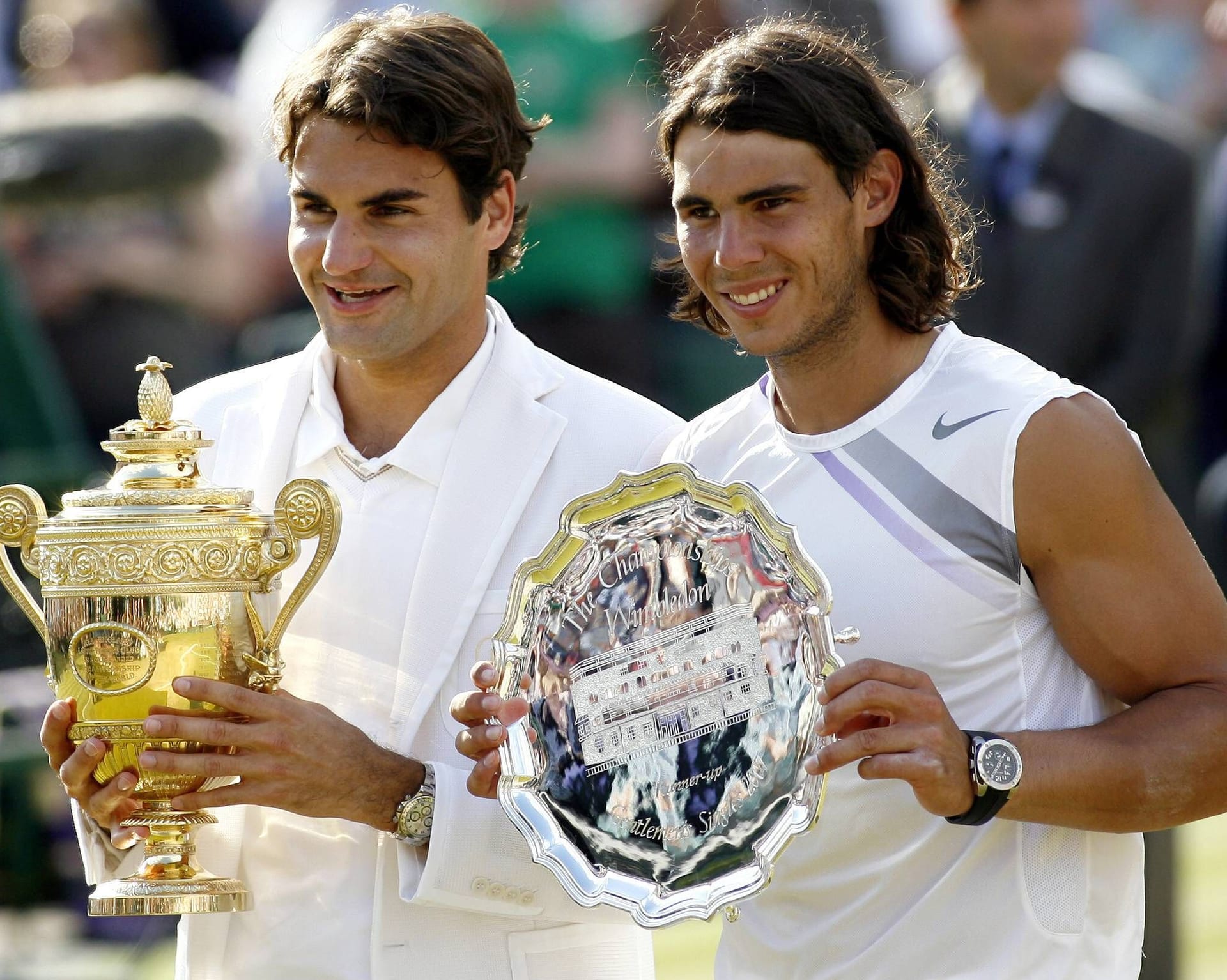 Wimbledon 2007: Mit einem Fünfsatz-Sieg gegen seinen Rivalen Rafael Nadal gewinnt Federer das Wimbledon-Turnier zum fünften Mal in Folge. Damit stellt er den Rekord von Björn Borg ein.