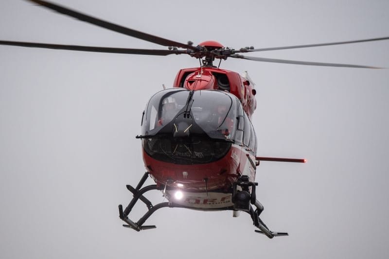 Ein Rettungshubschrauber im Einsatz (Symbolfoto). Die Polizei ermittelt wegen möglicher Trunkenheit am Steuer.