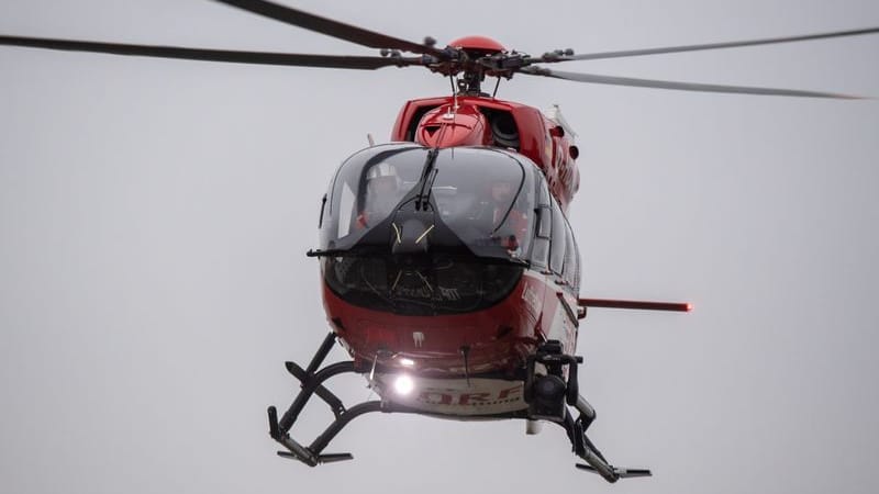 Ein Rettungshubschrauber im Einsatz (Symbolfoto). Die Polizei ermittelt wegen möglicher Trunkenheit am Steuer.