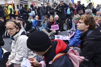 Klimaaktivisten in Berlin-Mitte: Etwa 50 Teilnehmer versammelten sich nach Angaben der Polizei.
