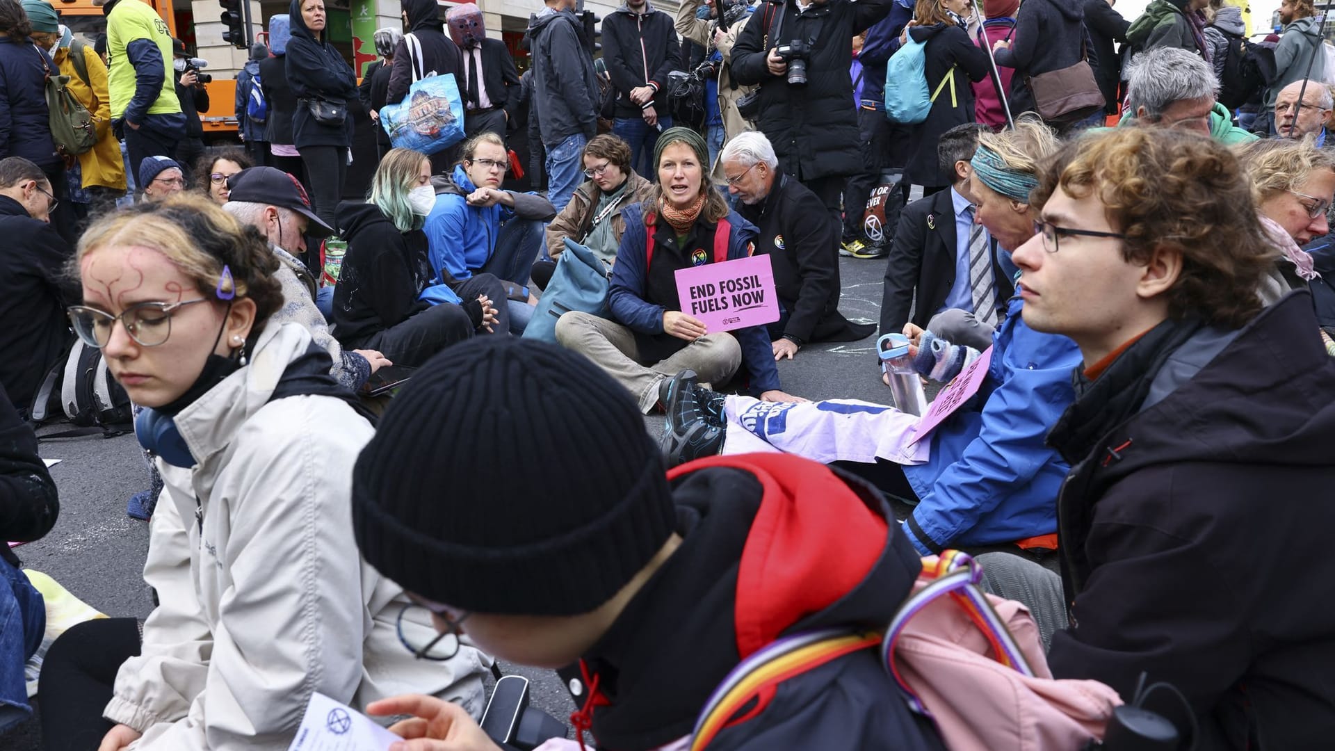 Klimaaktivisten in Berlin-Mitte: Etwa 50 Teilnehmer versammelten sich nach Angaben der Polizei.