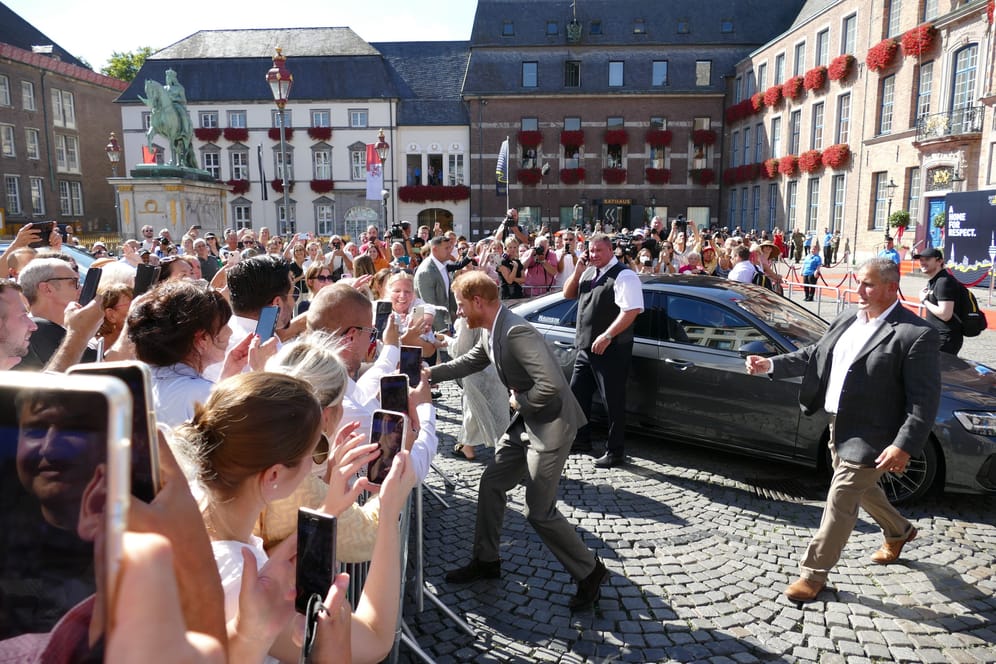 Prinz Harry schüttelt Hände: Einige Hundert Fans sind gekommen, um das royale Paar zu sehen.