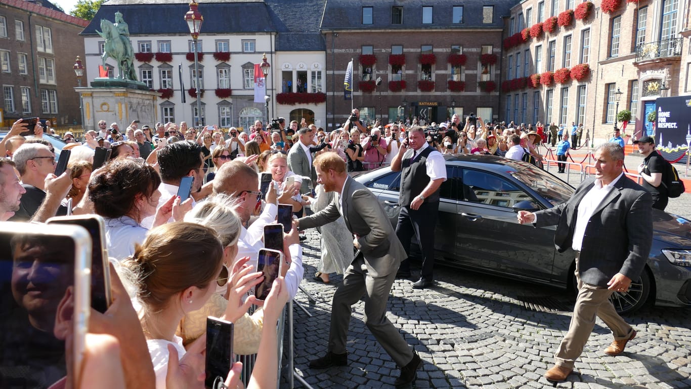 Prinz Harry schüttelt Hände: Einige Hundert Fans sind gekommen, um das royale Paar zu sehen.