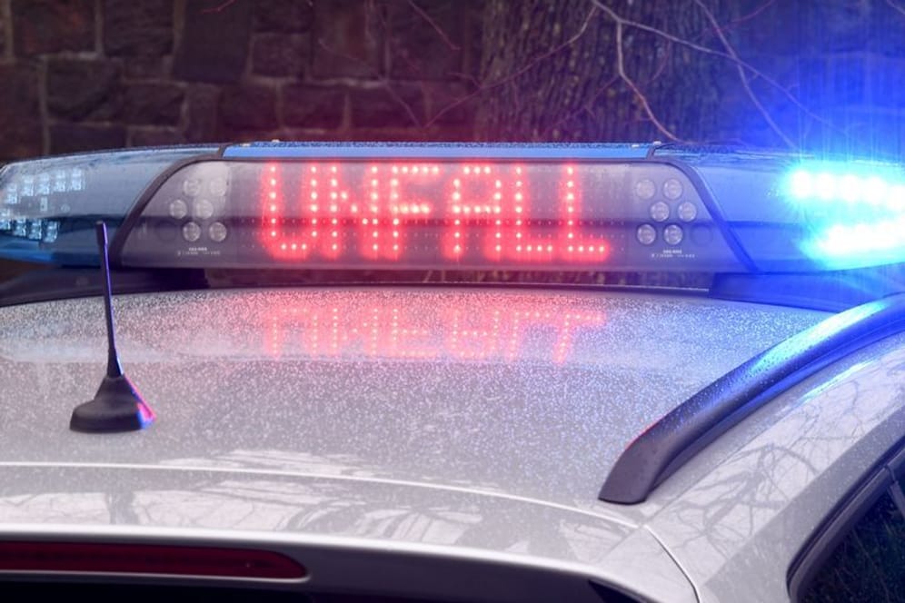 Leuchtschrift "Unfall" auf dem Dach eines Polizeiwagens (Symbolfoto). Wie genau es zur Kollision kam, ermitteln nun die Beamten.