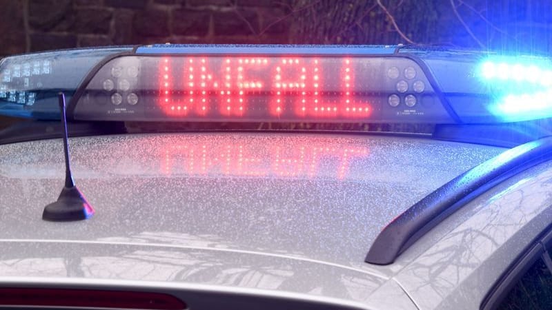 Leuchtschrift "Unfall" auf dem Dach eines Polizeiwagens (Symbolfoto). Wie genau es zur Kollision kam, ermitteln nun die Beamten. Leuchtschrift "Unfall" auf dem Dach eines Polizeiwagens (Symbolfoto). Wie genau es zur Kollision kam, ermitteln nun die Beamten.