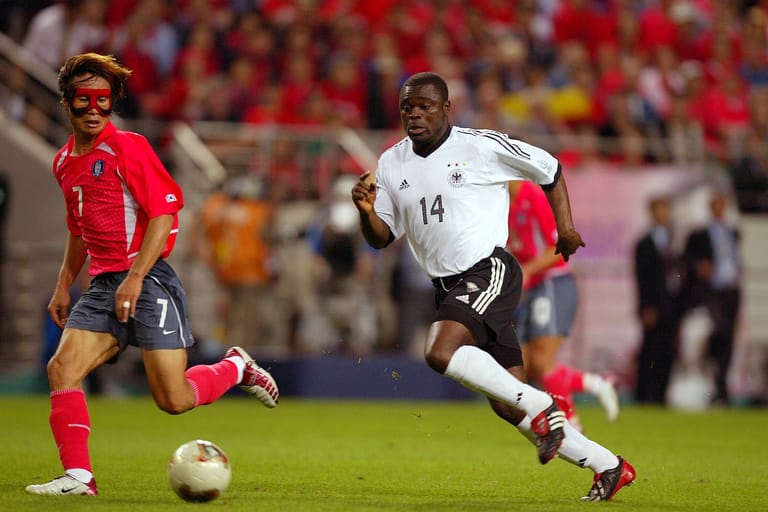 Gerald Asamoah (r., Archivbild): Der damalige Schalke-Stürmer kam 2002 unter anderem im WM-Halbfinale gegen Südkorea für Deutschland zum Einsatz.