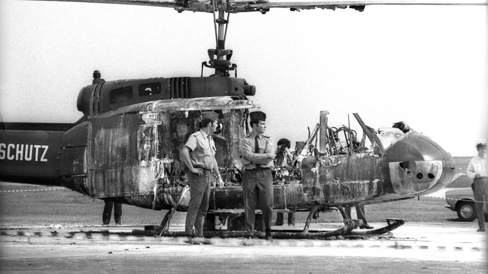 Ein zerstörter Hubschrauber des Bundesgrenzschutzes in Fürstenfeldbruck 1972: Elf israelische Teilnehmer der Olympischen Spiele und ein Polizist kamen bei der Geiselnahme ums Leben.