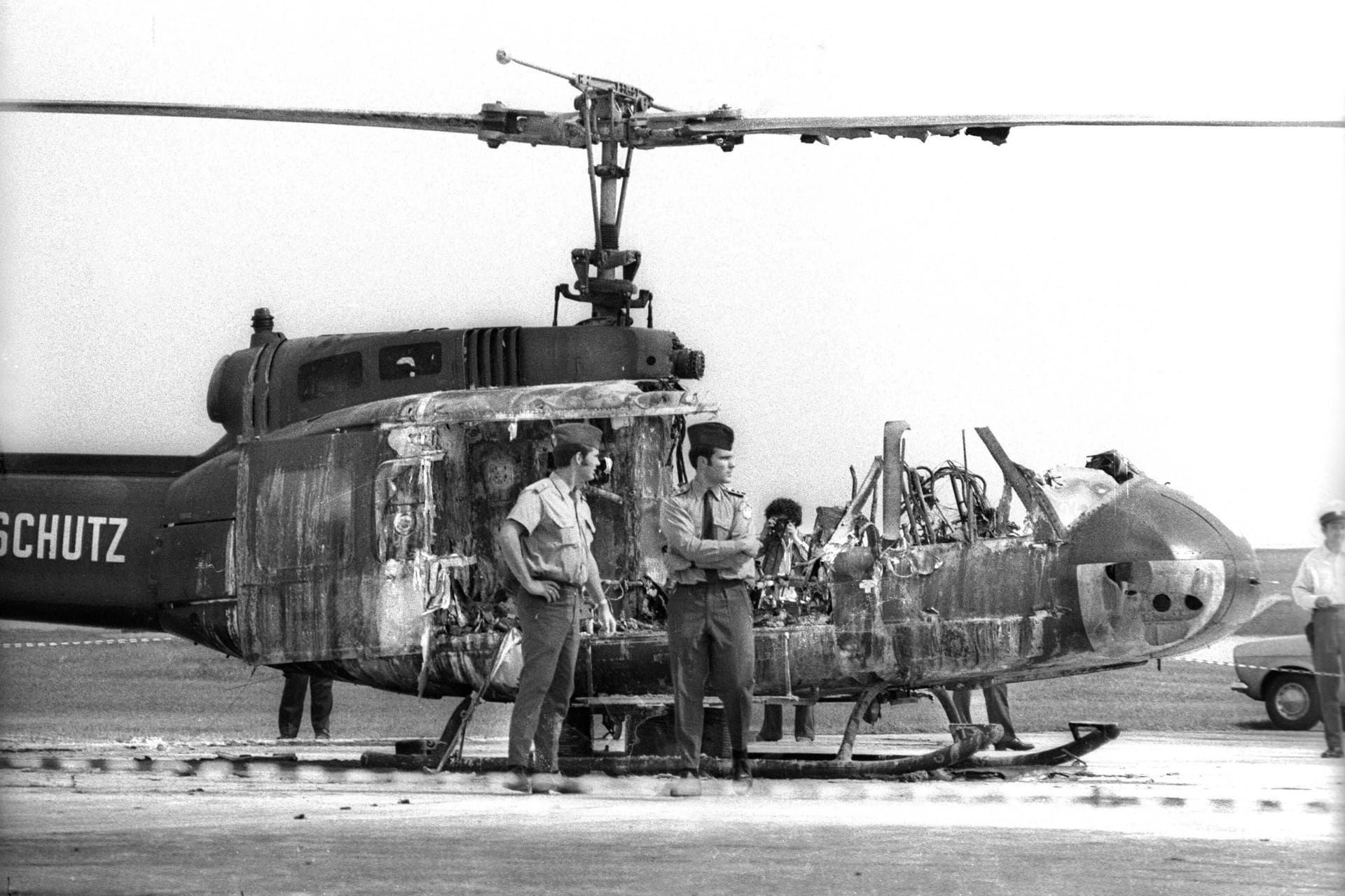 Ein zerstörter Hubschrauber des Bundesgrenzschutzes in Fürstenfeldbruck 1972: Elf israelische Teilnehmer der Olympischen Spiele und ein Polizist kamen bei der Geiselnahme ums Leben.