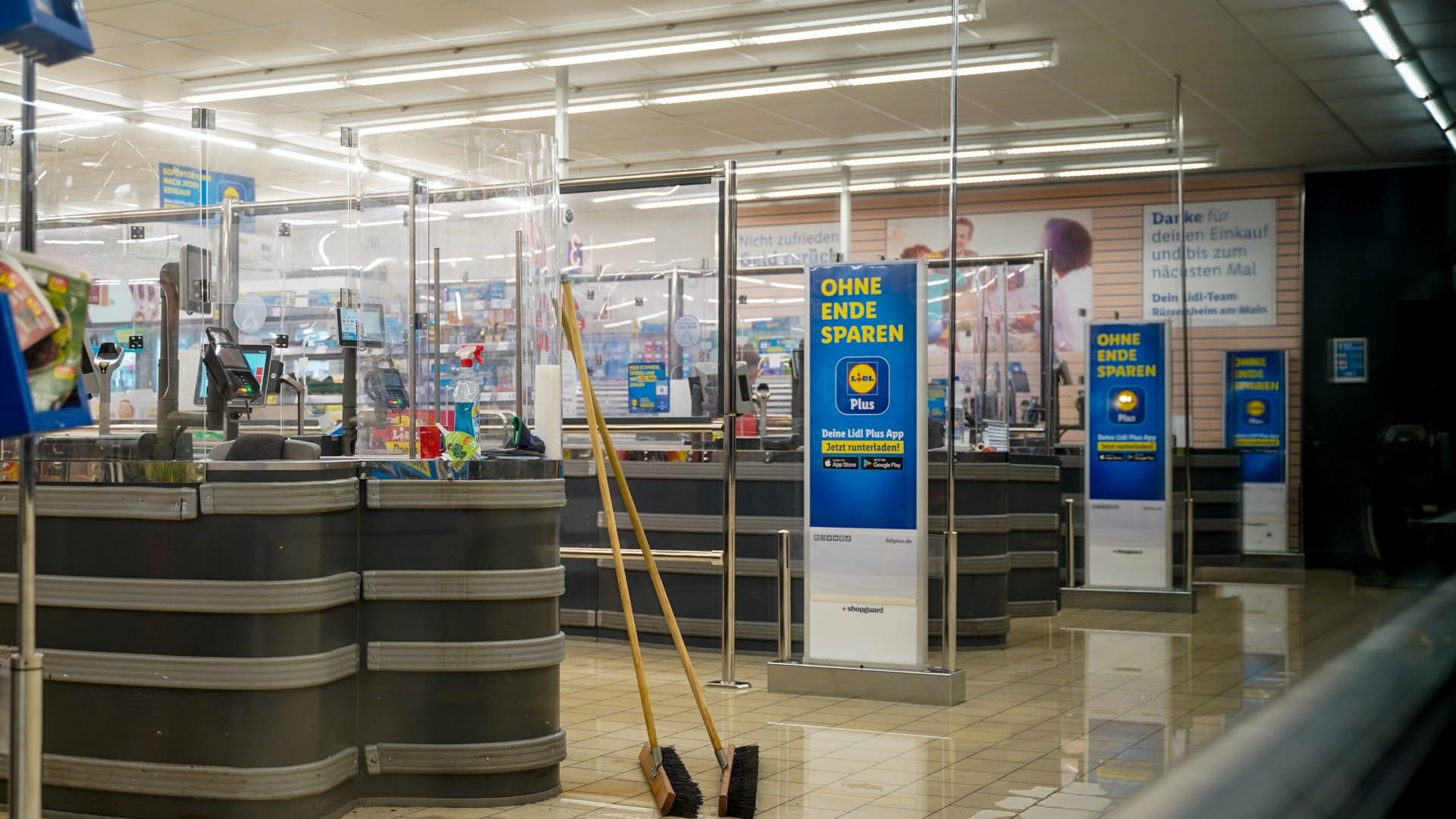 In dem Discounter stand das Wasser Zentimeter hoch.