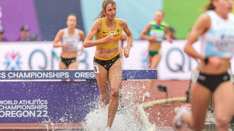Lea Meyer bei der WM in Eugene: Nach dem Sturz in den Wassergraben lief die deutsche Athletin weiter.