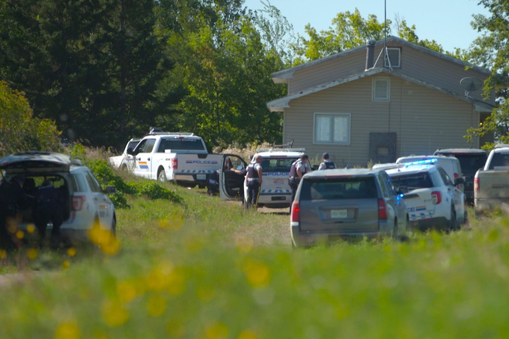 Kanadische Strafverfolgungsbehörden umstellen ein Haus im James Smith Cree First Nation Reservat: In der Nähe soll der Verdächtige gesichtet worden sein.