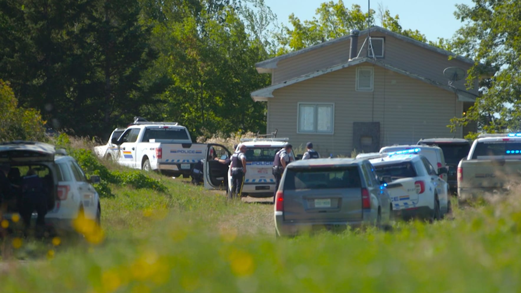 Kanadische Strafverfolgungsbehörden umstellen ein Haus im James Smith Cree First Nation Reservat: In der Nähe soll der Verdächtige gesichtet worden sein.