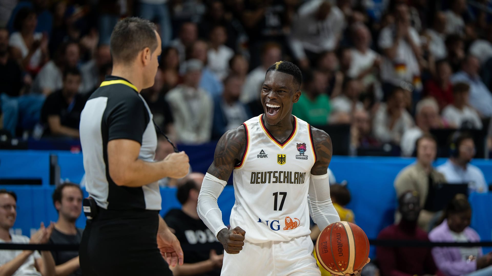 Dennis Schröder: Wer sich fragt, warum Schröder nicht in der ersten Liga der NBA-Stars mitspielt, sollte sich die Partie gegen Griechenland anschauen. Der Kapitän macht vieles richtig gut – 26 Punkte, 50% Dreiertrefferquote, acht Assists –, gönnt sich aber auch zu viele unnötige Sperenzchen: in den letzten Sekunden der ersten Hälfte leistet er sich gedankenverloren einen Schrittfehler, den Griechenland mit dem Buzzerbeater bestraft, im letzten Viertel will er völlig übermütig und unnötig Antetokounmpo im Dribbling an der Mittellinie düpieren und kassiert stattdessen den Steal und die Punkte gegen sich – einer von vier Turnovern. Wird zudem gut vier Minuten vor Schluss nach seinem zweiten technischen Foul disqualifiziert. Deshalb, leider, nur: Note 2