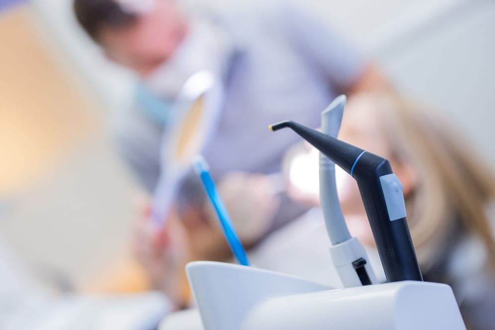 Strahlend weiß: Von einer professionellen Zahnreinigung erhoffen sich Patienten oft nicht nur einen Beitrag zur Zahngesundheit, sondern auch eine Aufhellung der Zähne.