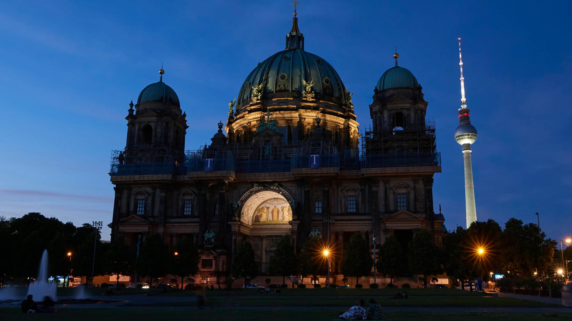 Der fast unbeleuchtete Berliner Dom: Deutschlands Städte planen Strom zu sparen. Aber ihr Vorgehen unterscheidet sich.