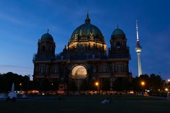 Der fast unbeleuchtete Berliner Dom: Deutschlands Städte planen Strom zu sparen. Aber ihr Vorgehen unterscheidet sich.