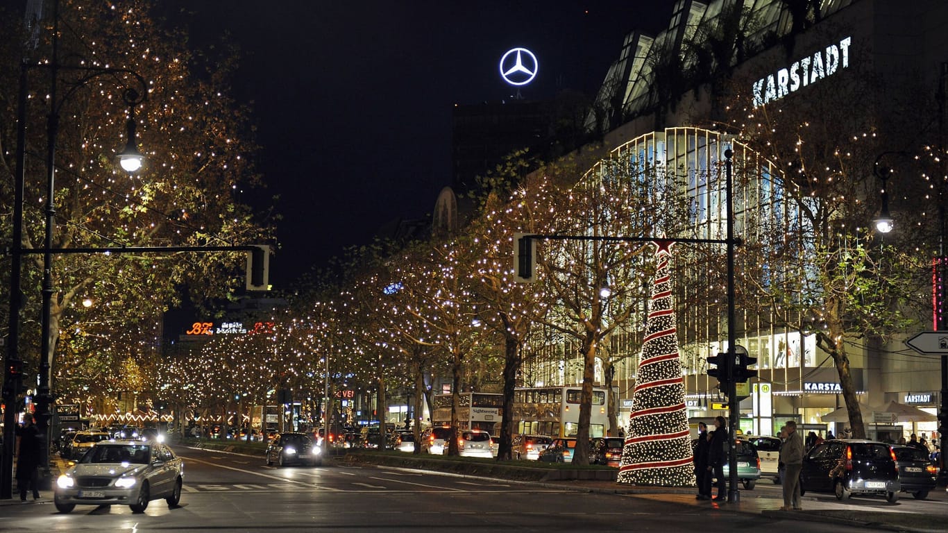 Lichternetze und leuchtende Statuen am Berliner Kurfürstendamm: Ob die Einkaufsmeile in der Hauptstadt auch dieses Jahr wieder erstrahlt, ist noch offen.