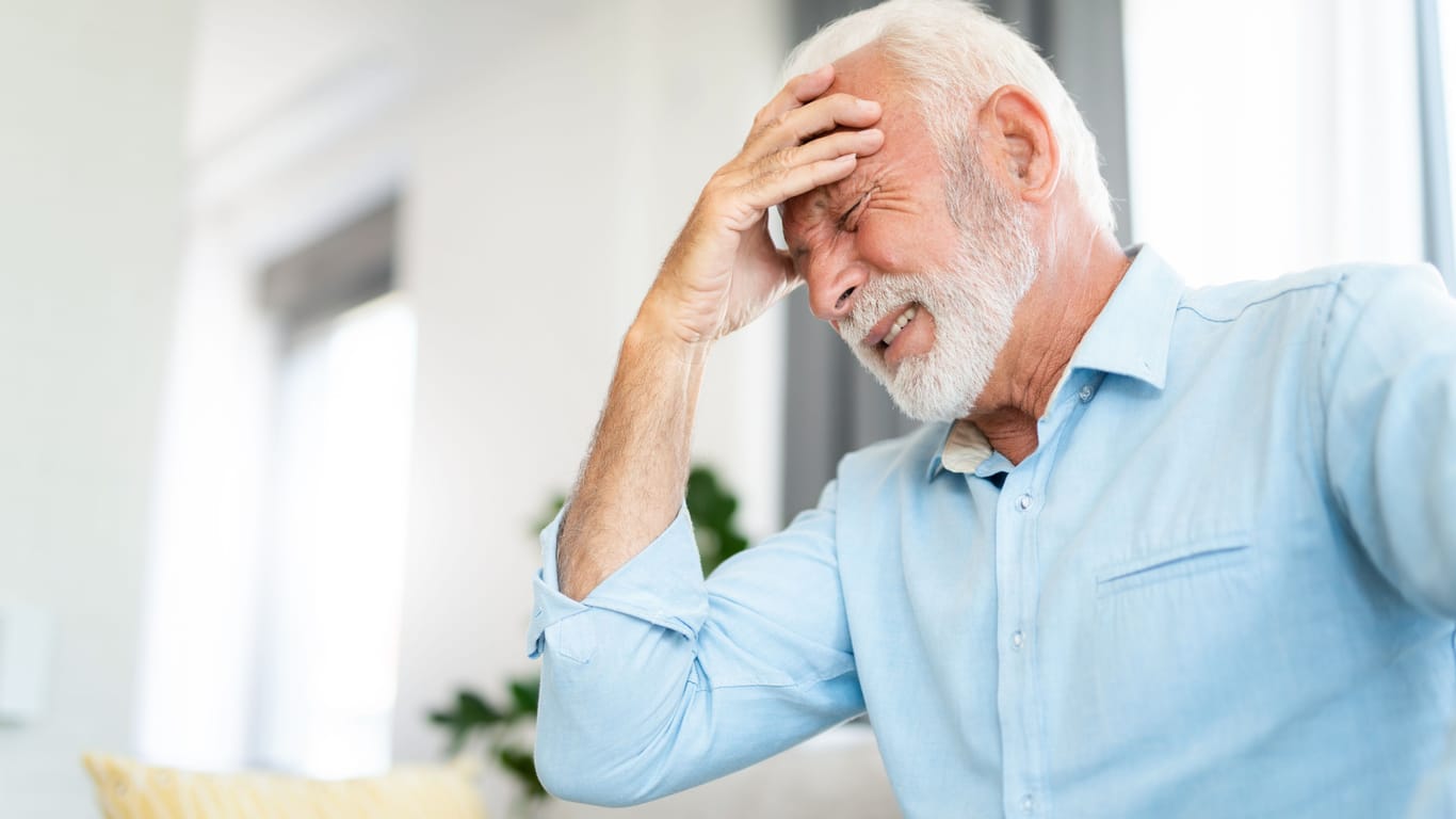 Starke Kopfschmerzen können ein Symptom für einen Schlaganfall sein.