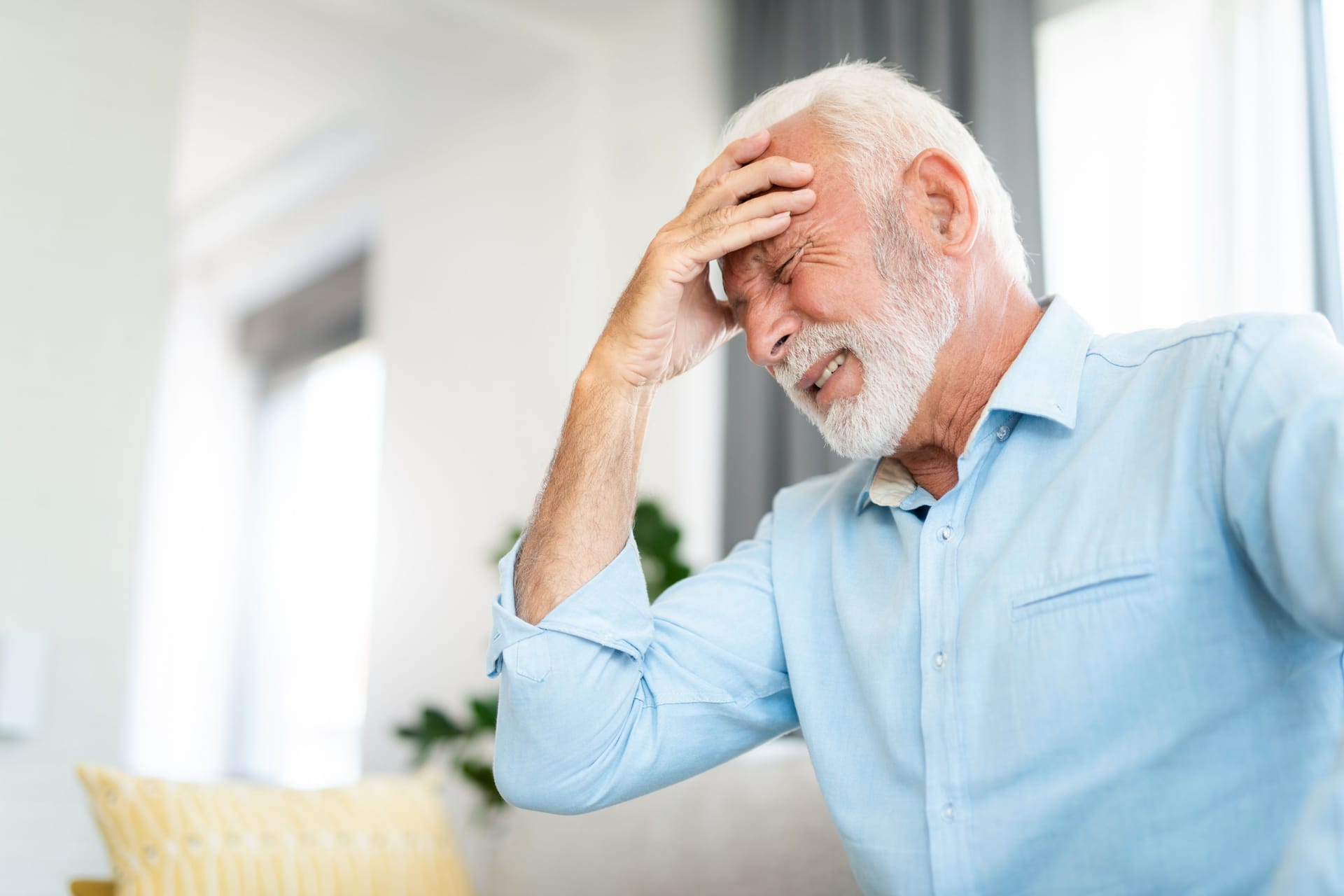 Starke Kopfschmerzen können ein Symptom für einen Schlaganfall sein.