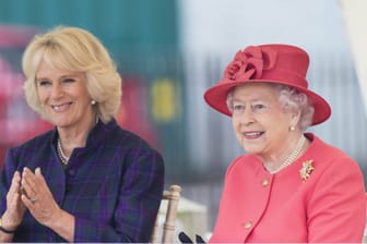 Camilla und Queen Elizabeth II.: Die neu ernannte Königsgemahlin wird über den Schmuck der verstorbenen Monarchin entscheiden können.