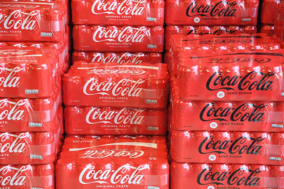 Coca-Cola (Symbolbild): Beim Discounter Aldi steigen die Preise für das beliebte Getränk.