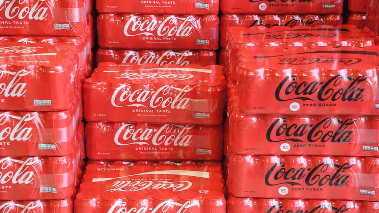 Coca-Cola (Symbolbild): Beim Discounter Aldi steigen die Preise für das beliebte Getränk.