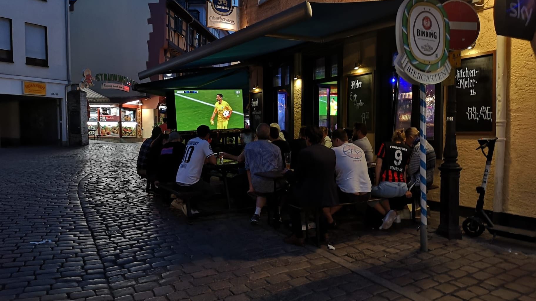In Sachsenhausen können die Fans das Spiel in einer der vielen Kneipen verfolgen.